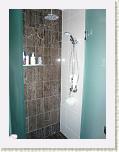 Dusche im Bad.JPG